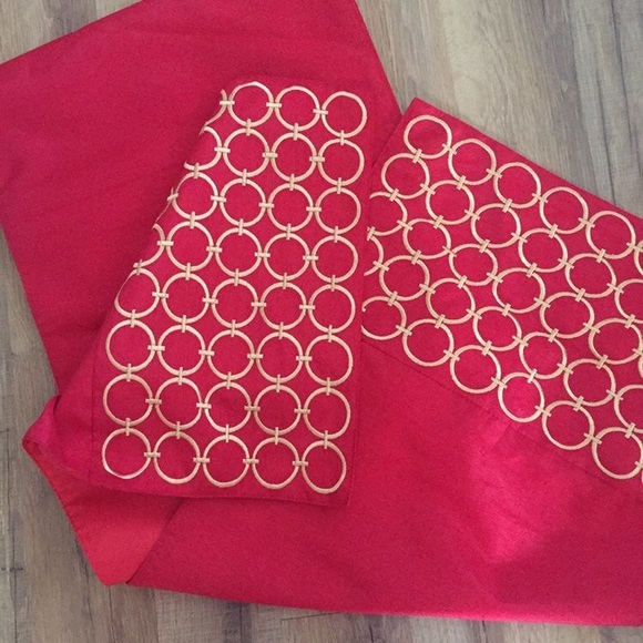 Holiday Table Runner beautiful red and gold - Picture 3 of 5